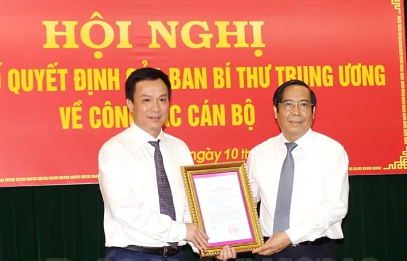 trao-quyet-dinh-bo-nhiem-ong-trieu-the-hung