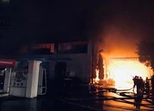 10 đơn vị tham gia dập đám cháy lớn ở kho hàng tại KCN Tân Tạo