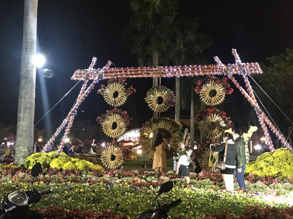 Người dân nô nức xuống phố vui xuân đón giao thừa ảnh 4 Người dân nô nức xuống phố vui xuân đón giao thừa ảnh 4