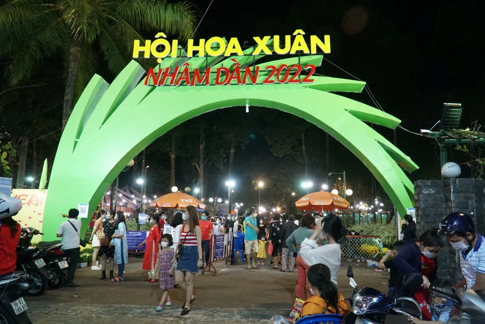 Người dân nô nức xuống phố vui xuân đón giao thừa ảnh 13 Người dân nô nức xuống phố vui xuân đón giao thừa ảnh 13