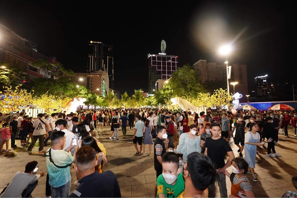 Người dân nô nức xuống phố vui xuân đón giao thừa ảnh 17 Người dân nô nức xuống phố vui xuân đón giao thừa ảnh 17