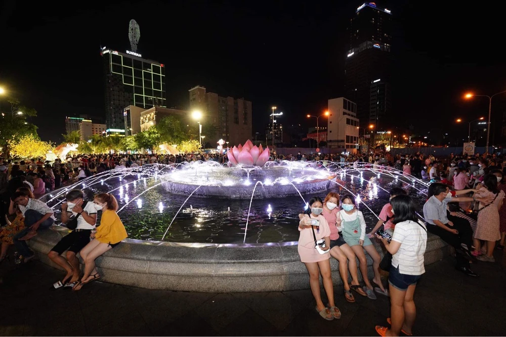 Người dân nô nức xuống phố vui xuân đón giao thừa ảnh 19 Người dân nô nức xuống phố vui xuân đón giao thừa ảnh 19