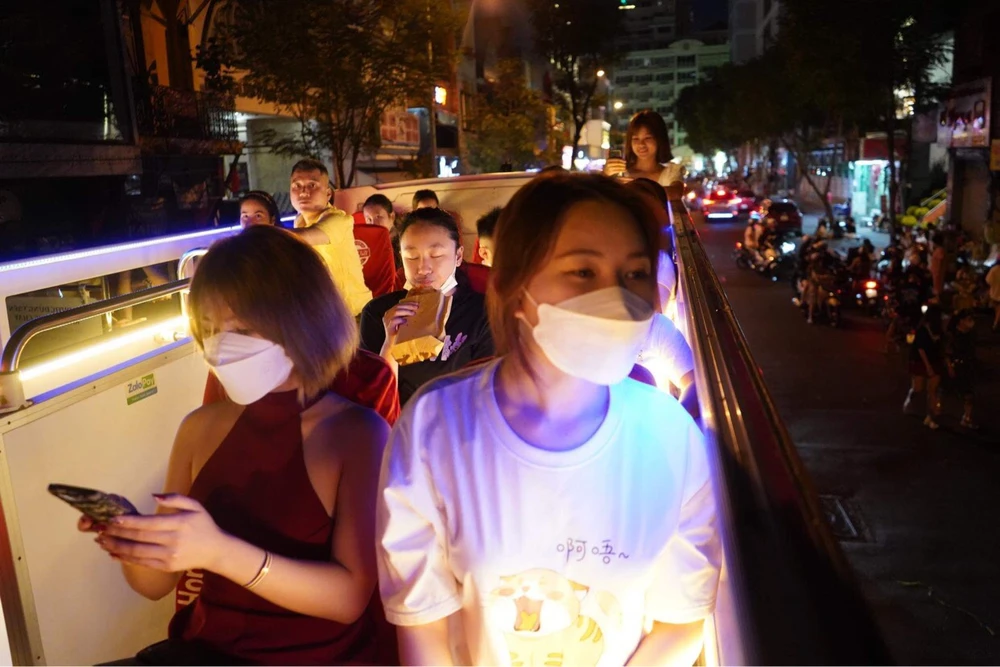 Người dân nô nức xuống phố vui xuân đón giao thừa ảnh 18 Người dân nô nức xuống phố vui xuân đón giao thừa ảnh 18