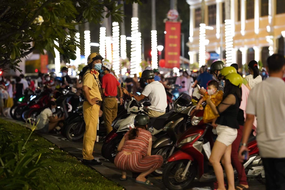 Người dân nô nức xuống phố vui xuân đón giao thừa ảnh 15 Người dân nô nức xuống phố vui xuân đón giao thừa ảnh 15