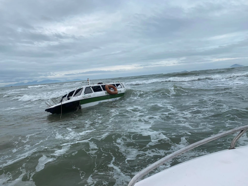 Nóng: Chìm ca nô chở 39 người ngoài biển Cửa Đại ảnh 21 Nóng: Chìm ca nô chở 39 người ngoài biển Cửa Đại ảnh 21