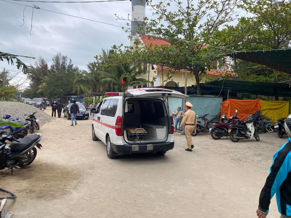 Nóng: Chìm ca nô chở 39 người ngoài biển Cửa Đại ảnh 1 Nóng: Chìm ca nô chở 39 người ngoài biển Cửa Đại ảnh 1