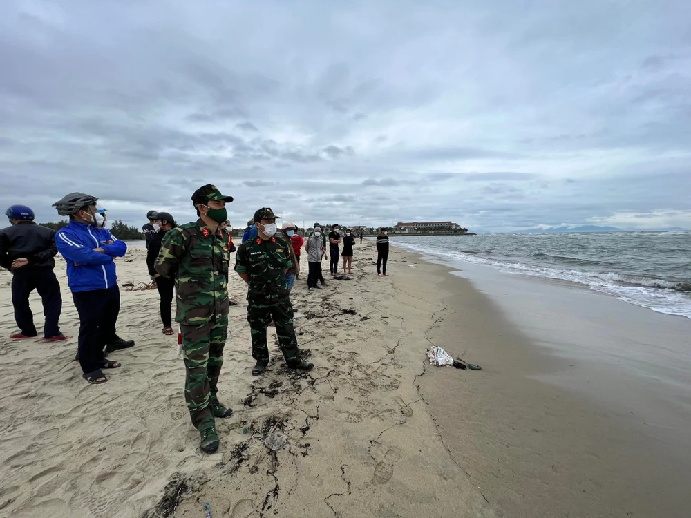 Nóng: Chìm ca nô chở 39 người ngoài biển Cửa Đại ảnh 13 Nóng: Chìm ca nô chở 39 người ngoài biển Cửa Đại ảnh 13