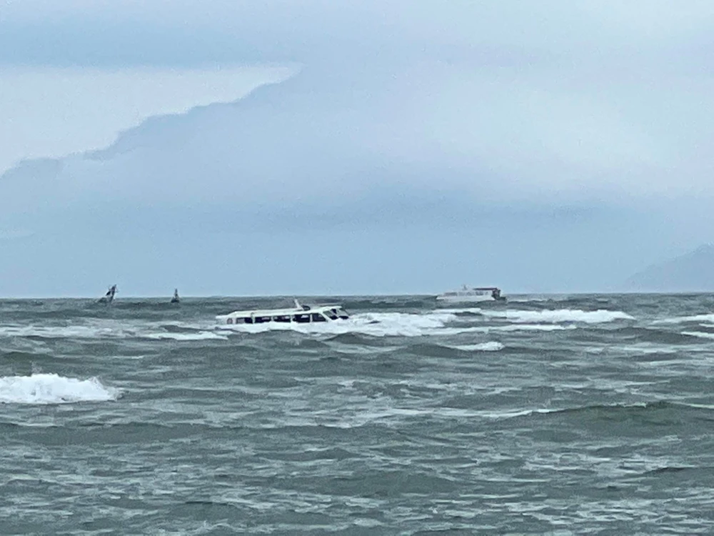 Nóng: Chìm ca nô chở 39 người ngoài biển Cửa Đại ảnh 18 Nóng: Chìm ca nô chở 39 người ngoài biển Cửa Đại ảnh 18