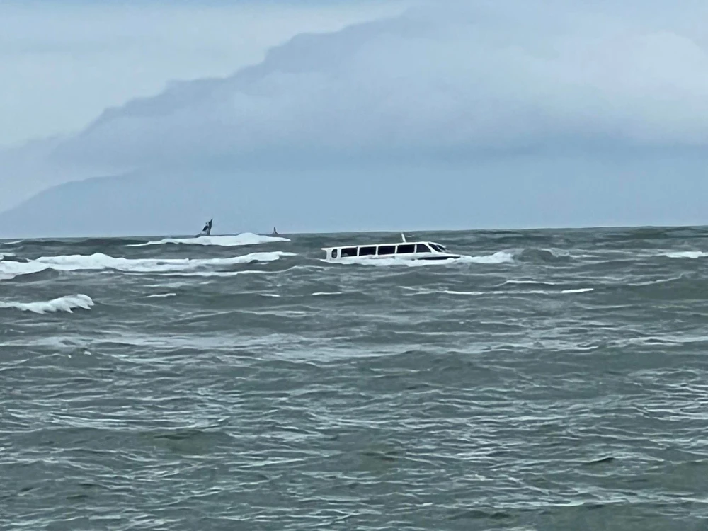 Nóng: Chìm ca nô chở 39 người ngoài biển Cửa Đại ảnh 17 Nóng: Chìm ca nô chở 39 người ngoài biển Cửa Đại ảnh 17