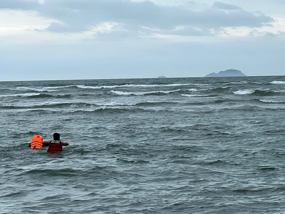 Nóng: Chìm ca nô chở 39 người ngoài biển Cửa Đại ảnh 16 Nóng: Chìm ca nô chở 39 người ngoài biển Cửa Đại ảnh 16