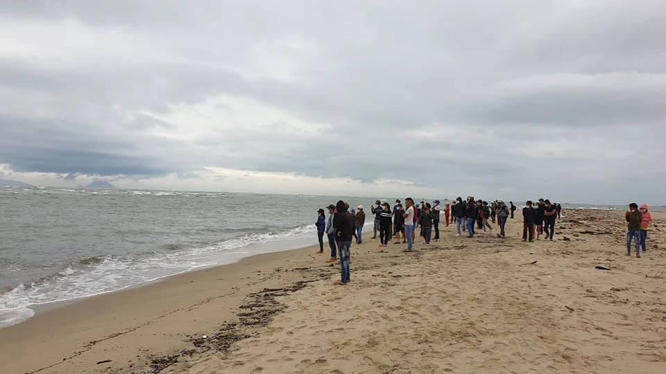 Nóng: Chìm ca nô chở 39 người ngoài biển Cửa Đại ảnh 14 Nóng: Chìm ca nô chở 39 người ngoài biển Cửa Đại ảnh 14