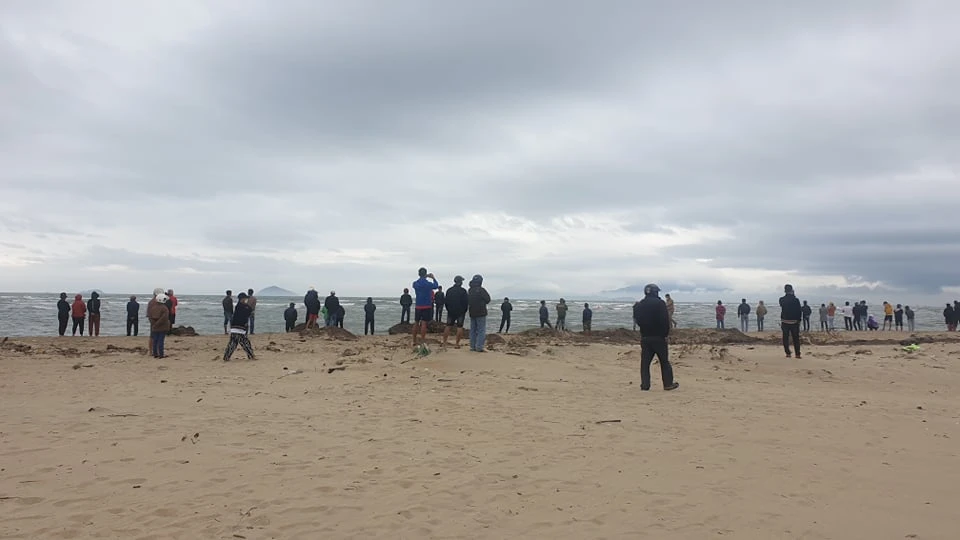 Nóng: Chìm ca nô chở 39 người ngoài biển Cửa Đại ảnh 15 Nóng: Chìm ca nô chở 39 người ngoài biển Cửa Đại ảnh 15