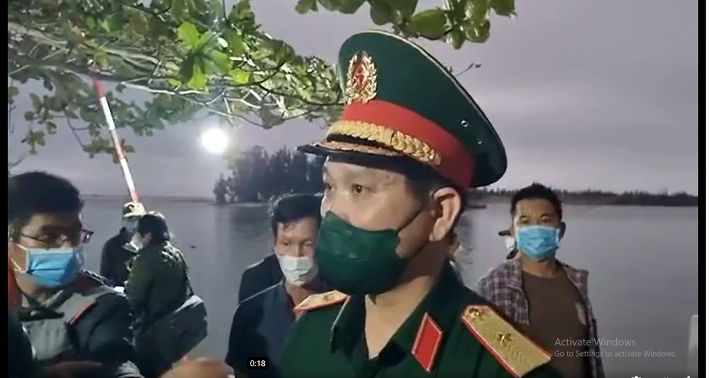 Nóng: Chìm ca nô chở 39 người ngoài biển Cửa Đại ảnh 4 Nóng: Chìm ca nô chở 39 người ngoài biển Cửa Đại ảnh 4