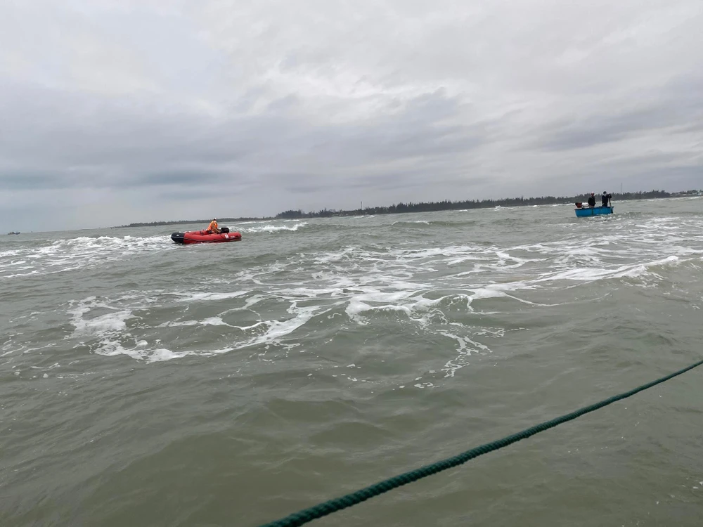 Nóng: Chìm ca nô chở 39 người ngoài biển Cửa Đại ảnh 11 Nóng: Chìm ca nô chở 39 người ngoài biển Cửa Đại ảnh 11