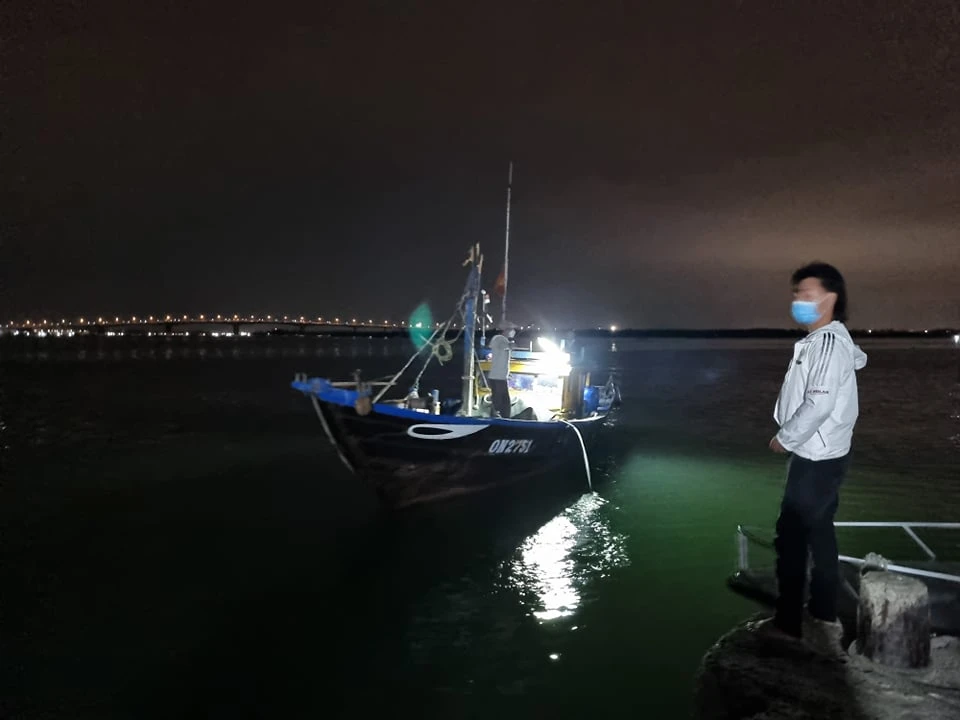 Nóng: Chìm ca nô chở 39 người ngoài biển Cửa Đại ảnh 5 Nóng: Chìm ca nô chở 39 người ngoài biển Cửa Đại ảnh 5