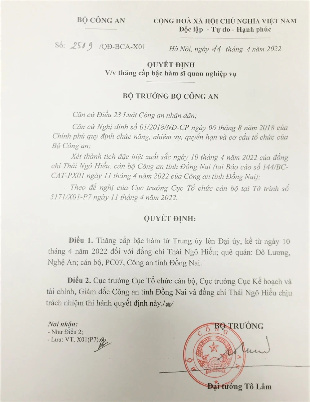 Quyết định thăng cấp bậc hàm sĩ quan nghiệp vụ từ Trung úy lên Đại úy đối với anh Thái Ngô Hiếu. Ảnh: BCA