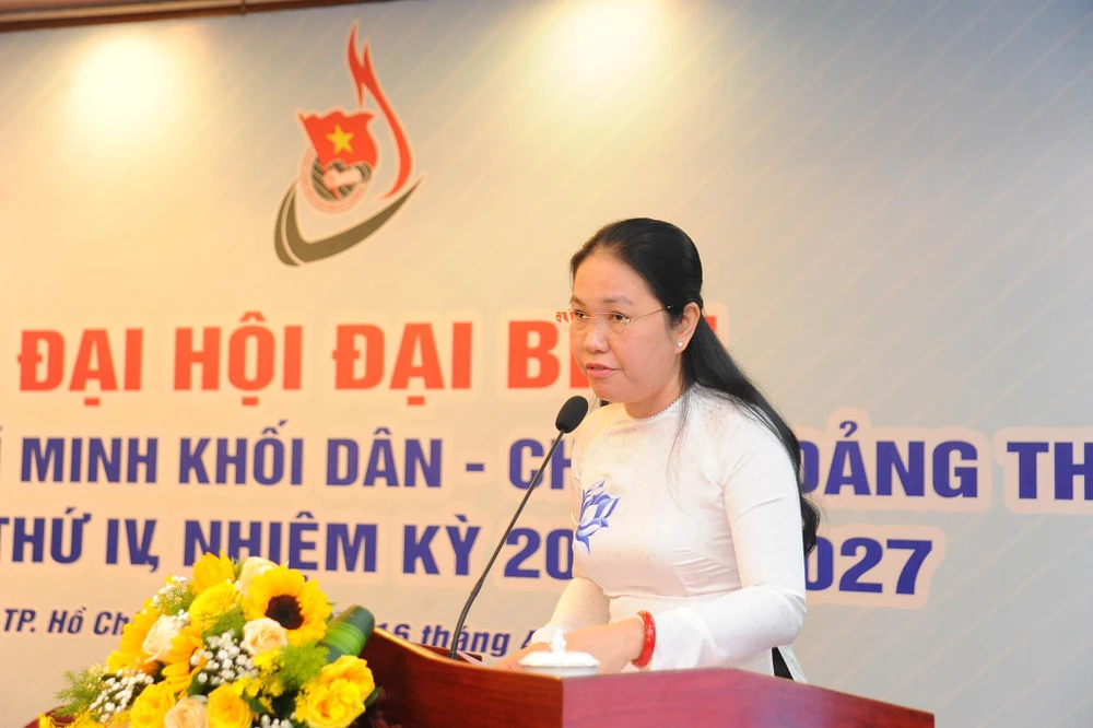 Bà Lê Thị Hồng Nga, Phó Bí thư Thường trực Đảng uỷ Khối Dân – Chính – Đảng TP.HCM phát biểu tại Đại hội. Ảnh: NN