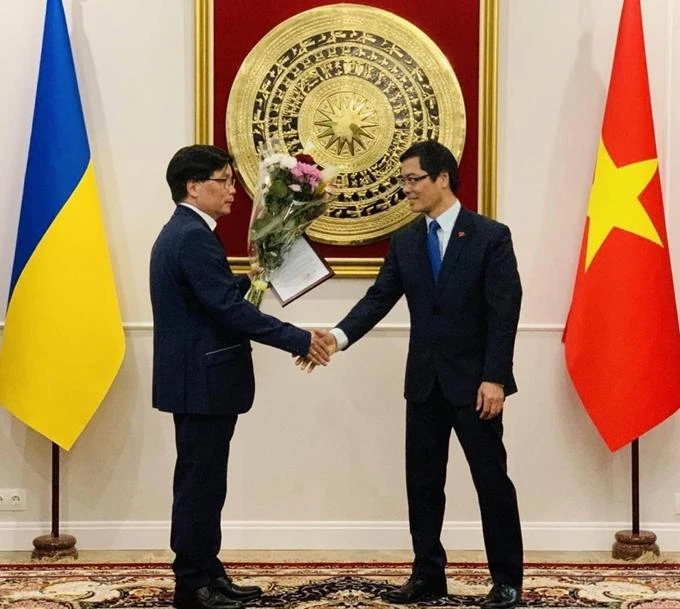 Đại sứ Nguyễn Hồng Thạch trao quyết định bổ nhiệm ông Nguyễn Văn Khanh làm Lãnh sự danh dự Việt Nam với khu vực lãnh sự là toàn bộ tỉnh Odessa, năm 2021. Ảnh minh hoạ: dangcongsan