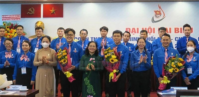 Lãnh đạo TP.HCM tặng hoa chúc mừng Ban chấp hành Đoàn Khối lần thứ IV, nhiệm kỳ 2022 - 2027. Ảnh: Web thanhuytphcm