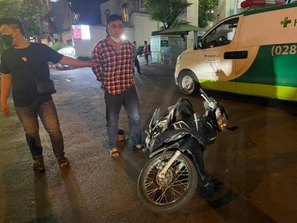 Nghi phạm bị công an bắt giữ. Ảnh: NGUYỄN YÊN