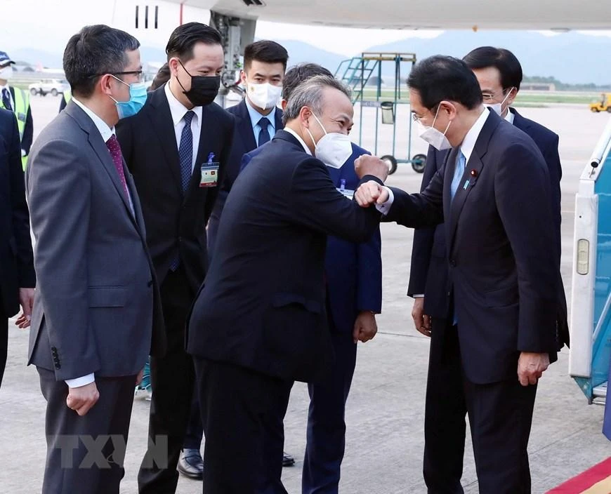 Lễ đón Thủ tướng Nhật Bản Kishida Fumio xuống sân bay quốc tế Nội Bài. Ảnh: TTXVN Lễ đón Thủ tướng Nhật Bản Kishida Fumio xuống sân bay quốc tế Nội Bài. Ảnh: TTXVN