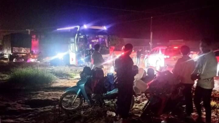 Mệt mỏi nhiều người dừng chân bên đường nghỉ ngơi rồi tiếp tục di chuyển về quê.