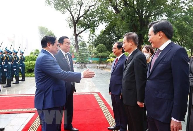Thủ tướng Phạm Minh Chính giới thiệu với Thủ tướng Nhật Bản Kishida Fumio thành viên đoàn Việt Nam. Ảnh: TTXVN