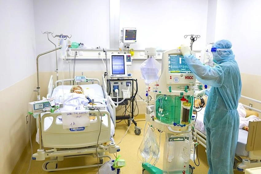 Người điều trị COVID-19 tại các cơ sở thu dung, điều trị công lập sẽ được ngân sách nhà nước sẽ thanh toán một số chi phí. Ảnh: NGUYỆT NHI