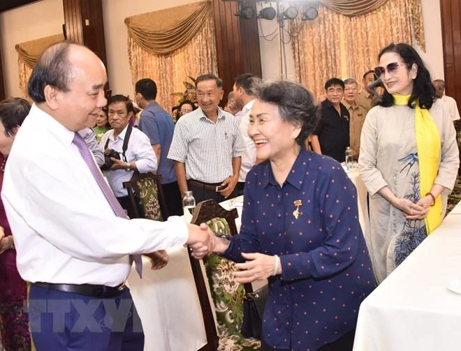 Chủ tịch nước Nguyễn Xuân Phúc giao lưu với các đại biểu tại buổi họp mặt. Ảnh: TTXVN