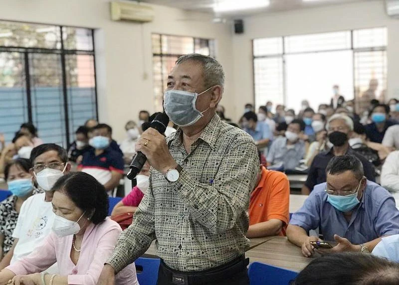 Cử tri nêu ý kiến tại buổi tiếp xúc. Ảnh: THANH TUYỀN