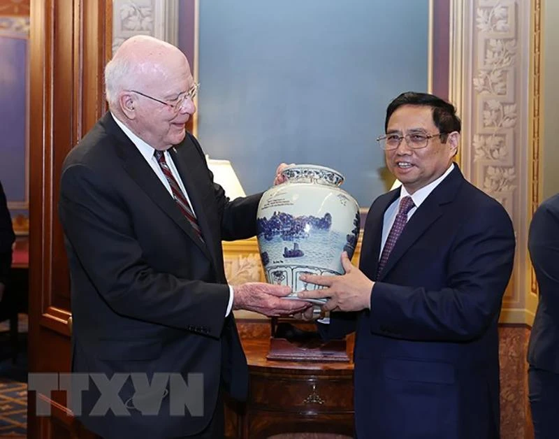 Thủ tướng Phạm Minh Chính tặng lưu niệm cho Thượng Nghị sỹ Patrick Leahy và một số Nghị sĩ Hoa Kỳ. Ảnh: TTXVN