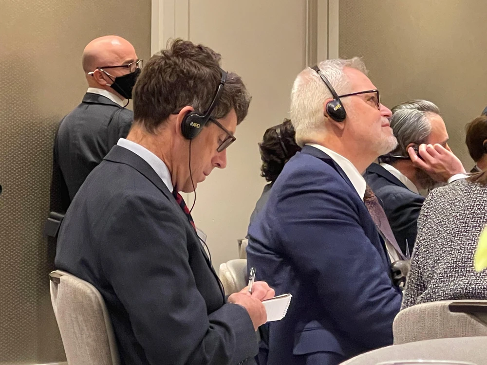 Đại diện các doanh nghiệp Mỹ chăm chú ghi chép và lắng nghe Thủ tướng Phạm Minh Chính trả lời - Ảnh: CHÂN LUẬN