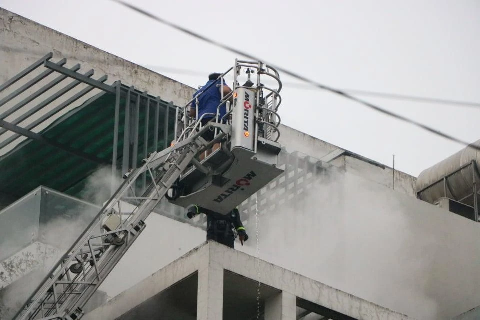 Cảnh sát phải dùng xe thang để dập tắt đám cháy. Ảnh: NY Cảnh sát phải dùng xe thang để dập tắt đám cháy. Ảnh: NY