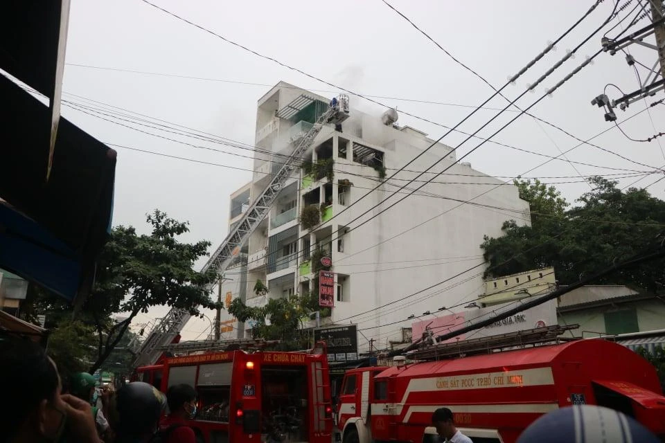 Đám cháy không gây thiệt hại về người nhưng nhiều tài sản bị thiêu rụi. Ảnh: NY Đám cháy không gây thiệt hại về người nhưng nhiều tài sản bị thiêu rụi. Ảnh: NY