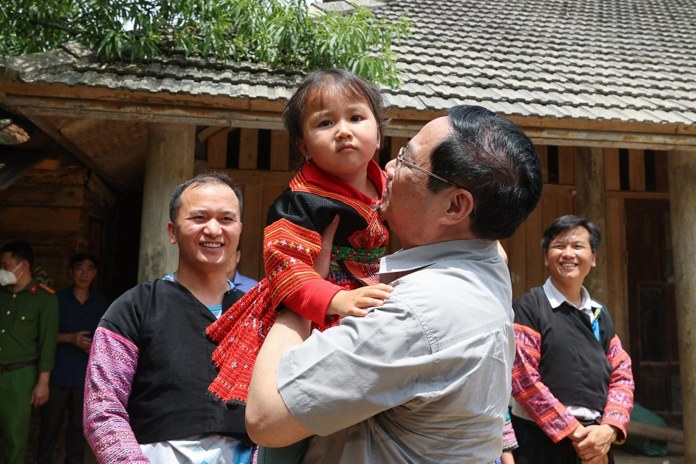 Thủ tướng đến thăm điểm du lịch cộng đồng của đồng bào dân tộc Mông. Ảnh: VGP