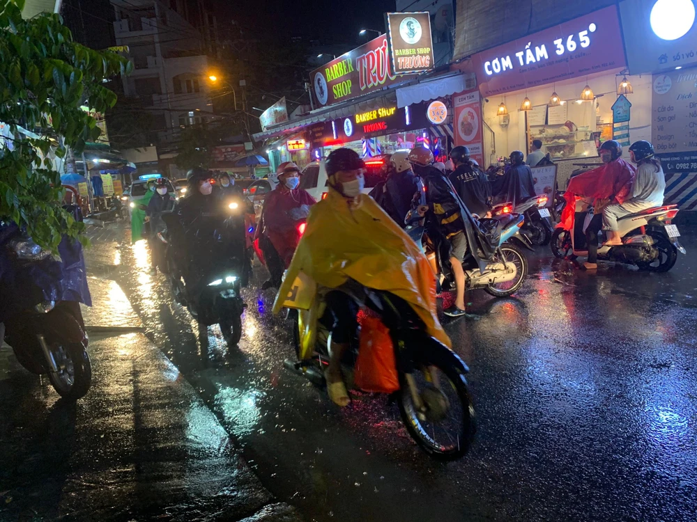 Do kẹt xe kéo dài nên nhiều phương tiện đã đi lấn sang làn ngược chiều.