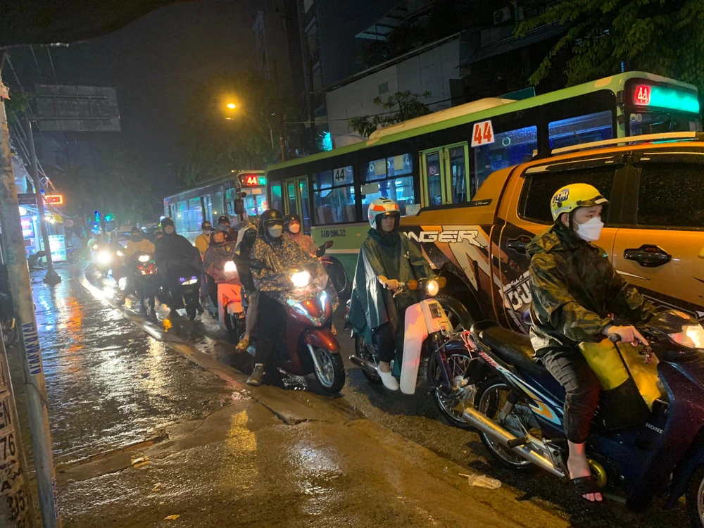 Chị Nguyễn Vũ Hoa Hạ - chủ một cửa hàng Decor ở đây cho biết, ngã ba Võ Oanh thường được người dân chọn để di chuyển đi ra đường Nguyễn Gia Trí, Ung Văn Khiêm và nhiều hướng khác nhau. Hôm nay mưa lớn nên đã xảy ra tình trạng kẹt xe kéo dài đã gần 1 tiếng đồng hồ, đến giờ vẫn chưa được cải thiện.