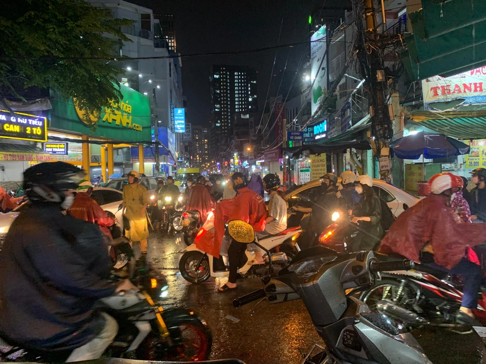 Lực lượng chức năng đang nỗ lực điều tiết giao thông giữa trời mưa và kẹt xe kéo dài.