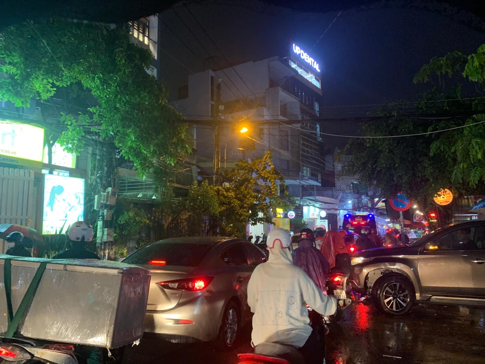 Theo ghi nhận của PV lúc 18 giờ 30 tại ngã ba Võ Oanh và Nguyễn Văn Thương (phường 25, Bình Thạnh), các phương tiện di chuyển khó khăn.