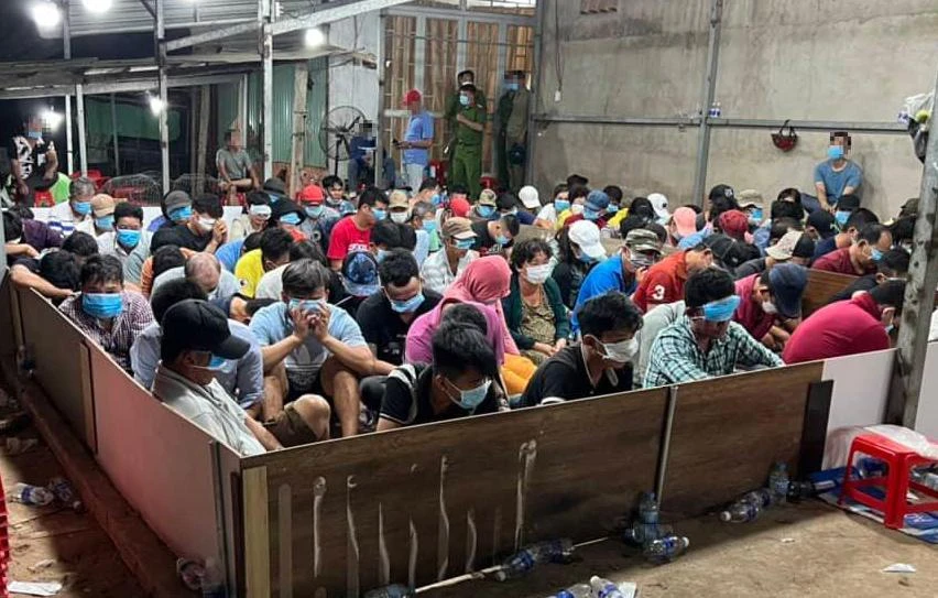 Cảnh sát bắt quả tang 126 người đang đánh bạc, thu giữ tại hiện trường hơn 1,2 tỉ đồng tiền mặt. Ảnh: NT