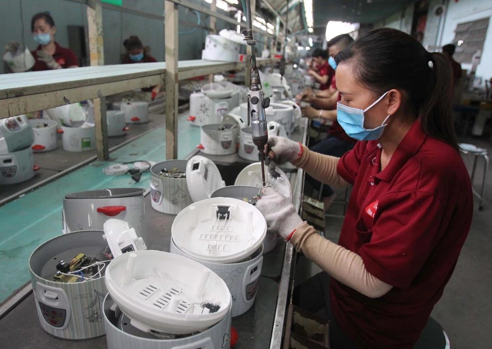 Từ 1-7, nhiều địa bàn áp dụng lương tối thiểu vùng sẽ có sự thay đổi. Ảnh: HOÀNG GIANG Từ 1-7, nhiều địa bàn áp dụng lương tối thiểu vùng sẽ có sự thay đổi. Ảnh: HOÀNG GIANG