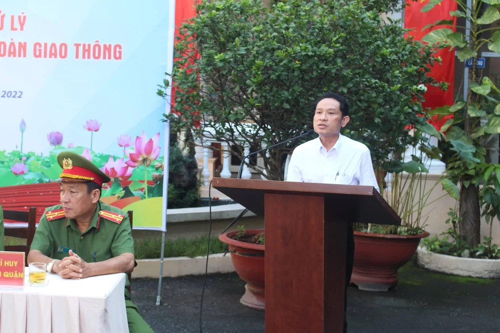 Phó Chủ tịch UBND quận Bình Thạnh đề nghị Công an quận Bình Thạnh tăng cường công tác tuyên truyền phổ biến pháp luật giao thông và tác hại rượu bia. Ảnh: NGUYỄN YÊN