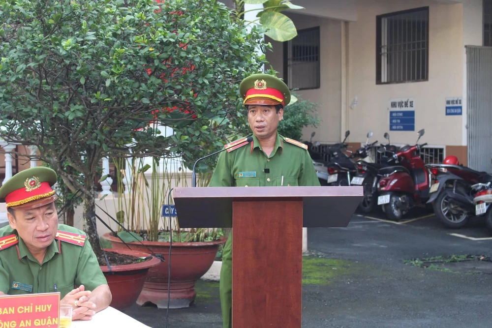Trưởng Công an quận Bình Thạnh phát biểu tại buổi ra quân. Ảnh: NGUYỄN YÊN