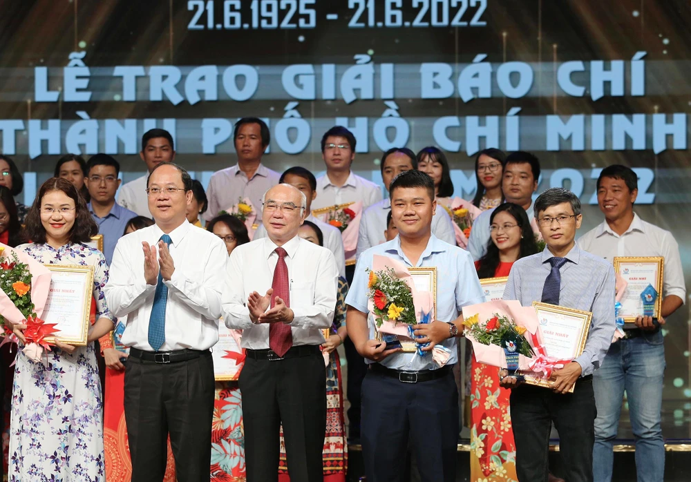 Các tác giả đoạt giải tại buổi lễ trao giải. Ảnh: HOÀNG GIANG Các tác giả đoạt giải tại buổi lễ trao giải. Ảnh: HOÀNG GIANG