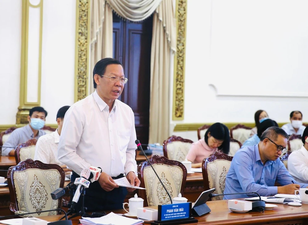 Chủ tịch UBND TP.HCM Phan Văn Mãi chỉ đạo Sở Tài chính báo cáo về số tiền 20% của quỹ nhà ở xã hội ngay đầu tuần tới. Ảnh: VIỆT HOA