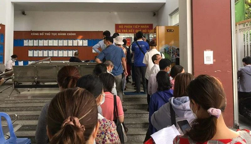 Người dân xếp hàng lấy số từ sáng sớm tại điểm tiếp nhận và trả hồ sơ khu vực 2, TP Thủ Đức. Ảnh: THANH TUYỀN