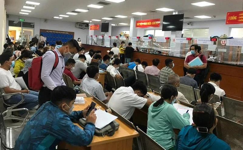 Người dân làm thủ tục hành chính tại điểm tiếp nhận và trả hồ sơ khu vực 2, TP Thủ Đức. Ảnh: THANH TUYỀN