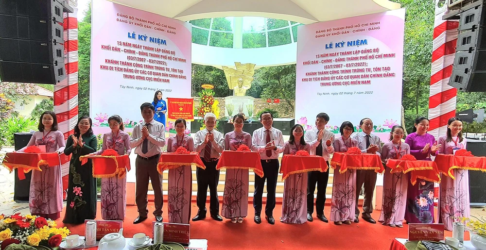 Các đại biểu cắt băng khánh thành công trình trùng tu, tôn tạo tại Khu di tích Cơ quan Đảng ủy khối Dân - Chính - Đảng Trung ương Cục miền Nam. Ảnh: NGUYỄN YÊN