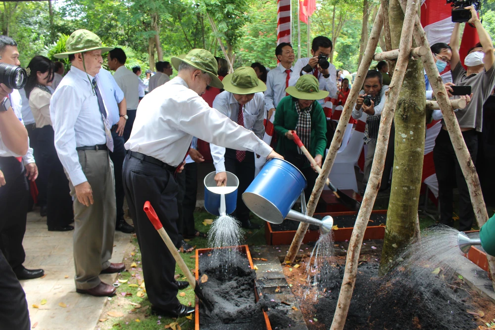Trồng cây lưu niệm trong khuôn viên di tích căn cứ Đảng ủy các cơ quan Dân - Chính - Đảng Trung ương cục Miền Nam. Ảnh: NGUYỄN YÊN