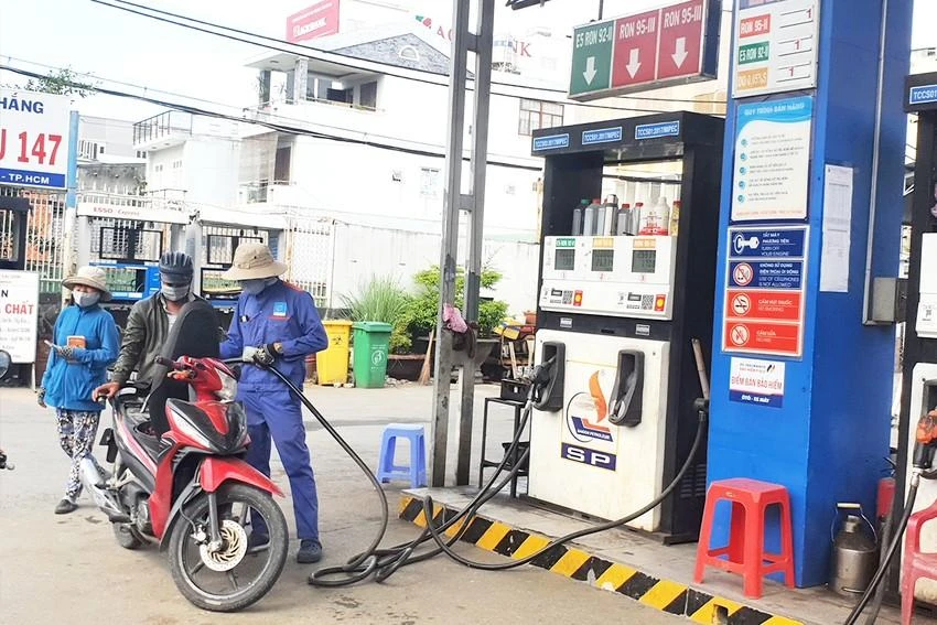 Điều chỉnh mức thuế BVMT đối với nhóm xăng giảm từ 2.000 đồng/lít xuống mức sàn 1.000 đồng/lít. Ảnh: PLO